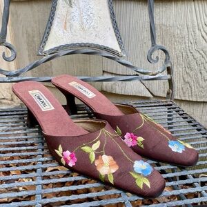 SOLD Super cute embroidered 90’s Mules
